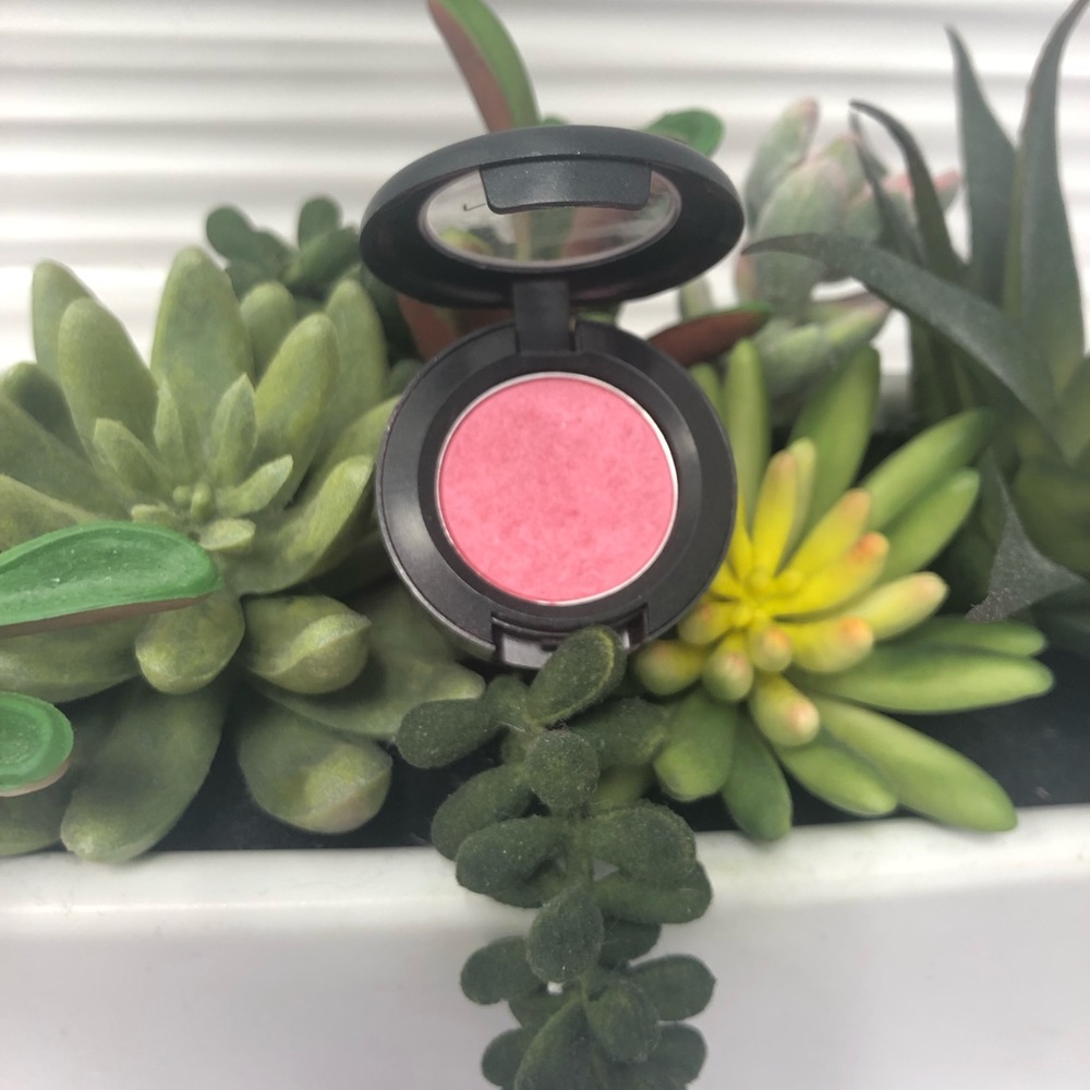 MAC EYE SHADOW- BUDDING BEAUTY